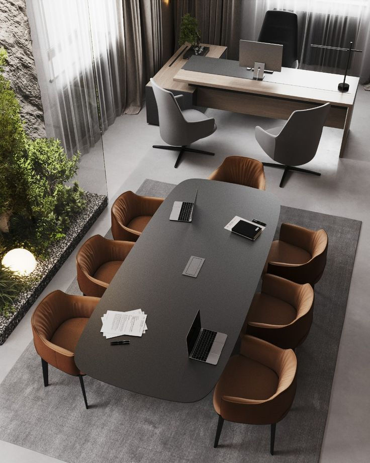 Sala de reuniões executiva com mesa de conferência, cadeiras de couro e uma mesa de trabalho ao fundo